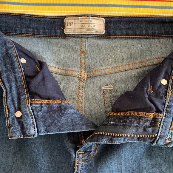 Free People Mid Rise Blowout Knee Distressed Denim Jeans 30R - Picture 9 of 10